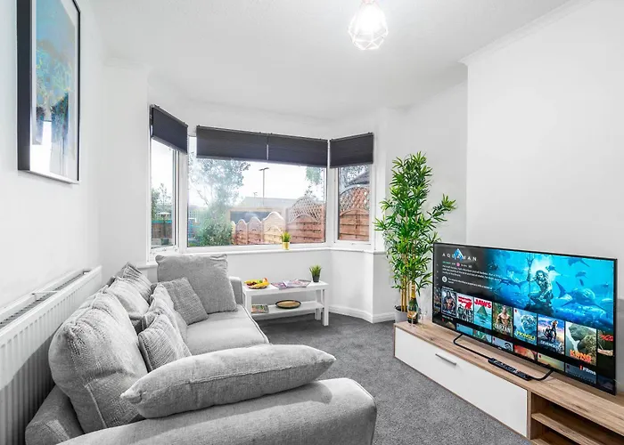 4 Bedroom House - Accommodates 7 - Garden - Parking - Netflix - Wifi - 559T