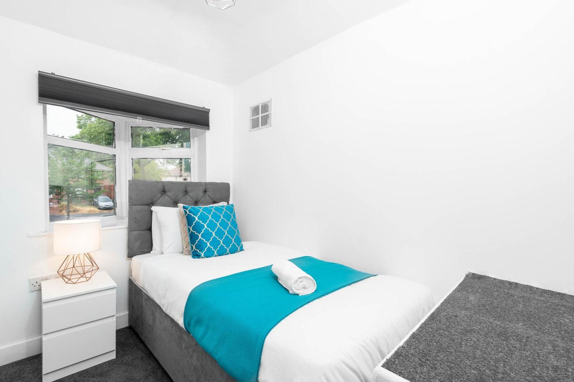 Holiday home 4 Bedroom House - Accommodates 7 - Garden - Parking - Netflix - Wifi - 559t Birmingham