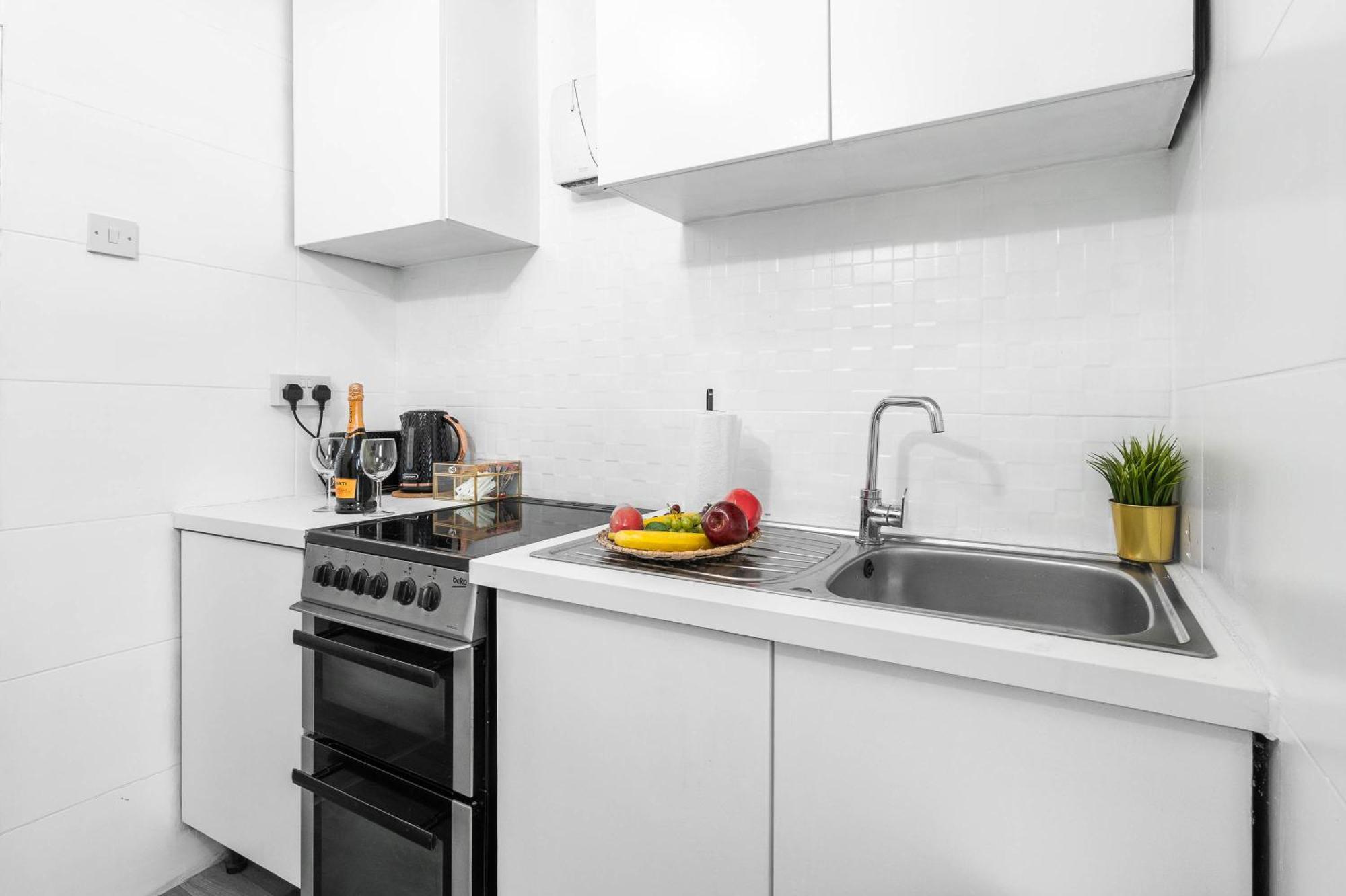 Holiday home 4 Bedroom House - Accommodates 7 - Garden - Parking - Netflix - Wifi - 559t *
