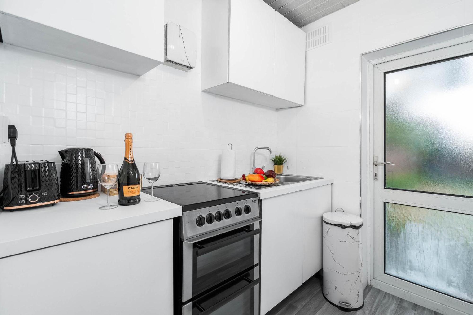 Holiday home 4 Bedroom House - Accommodates 7 - Garden - Parking - Netflix - Wifi - 559t *