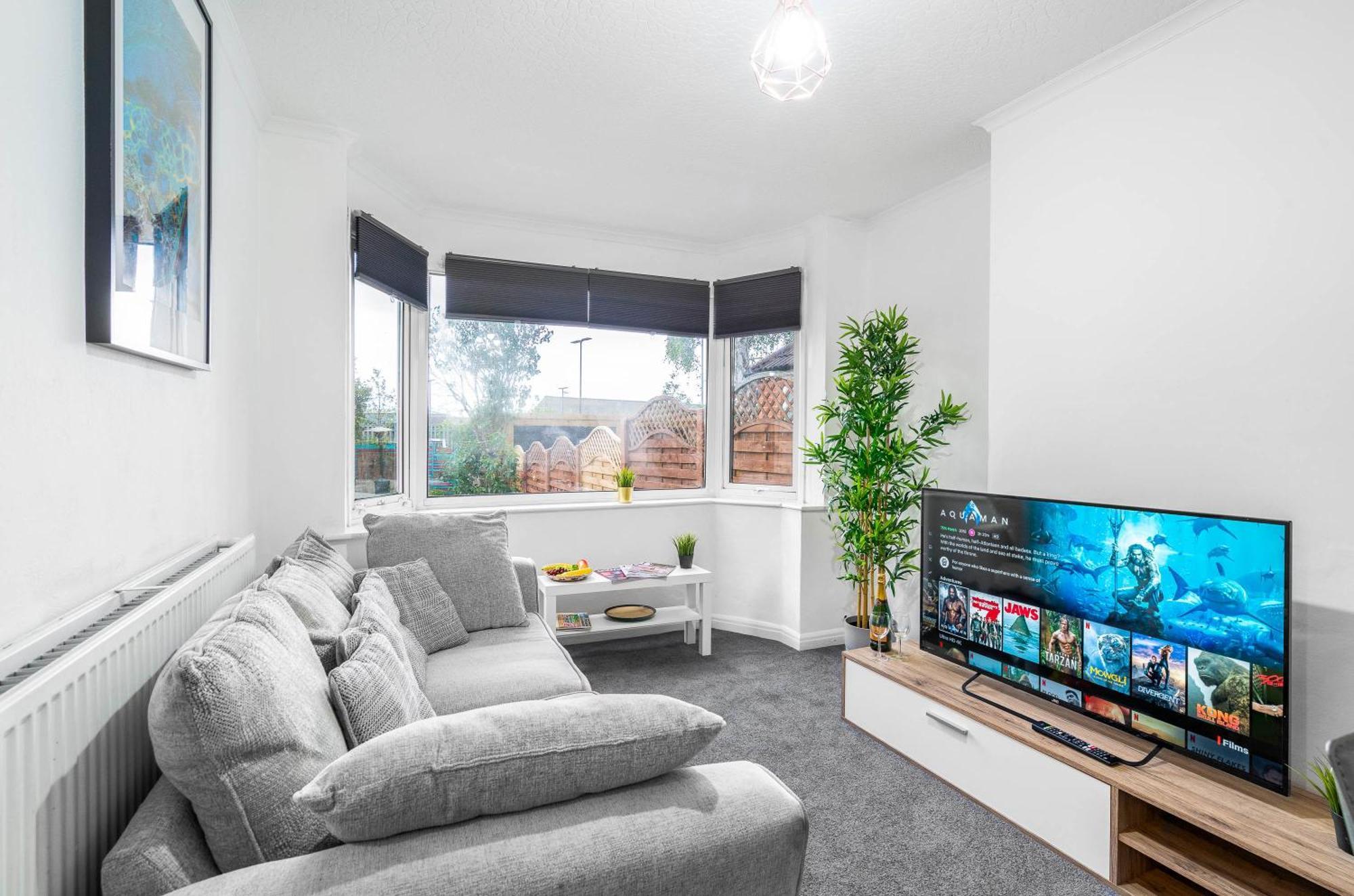 4 Bedroom House - Accommodates 7 - Garden - Parking - Netflix - Wifi - 559t