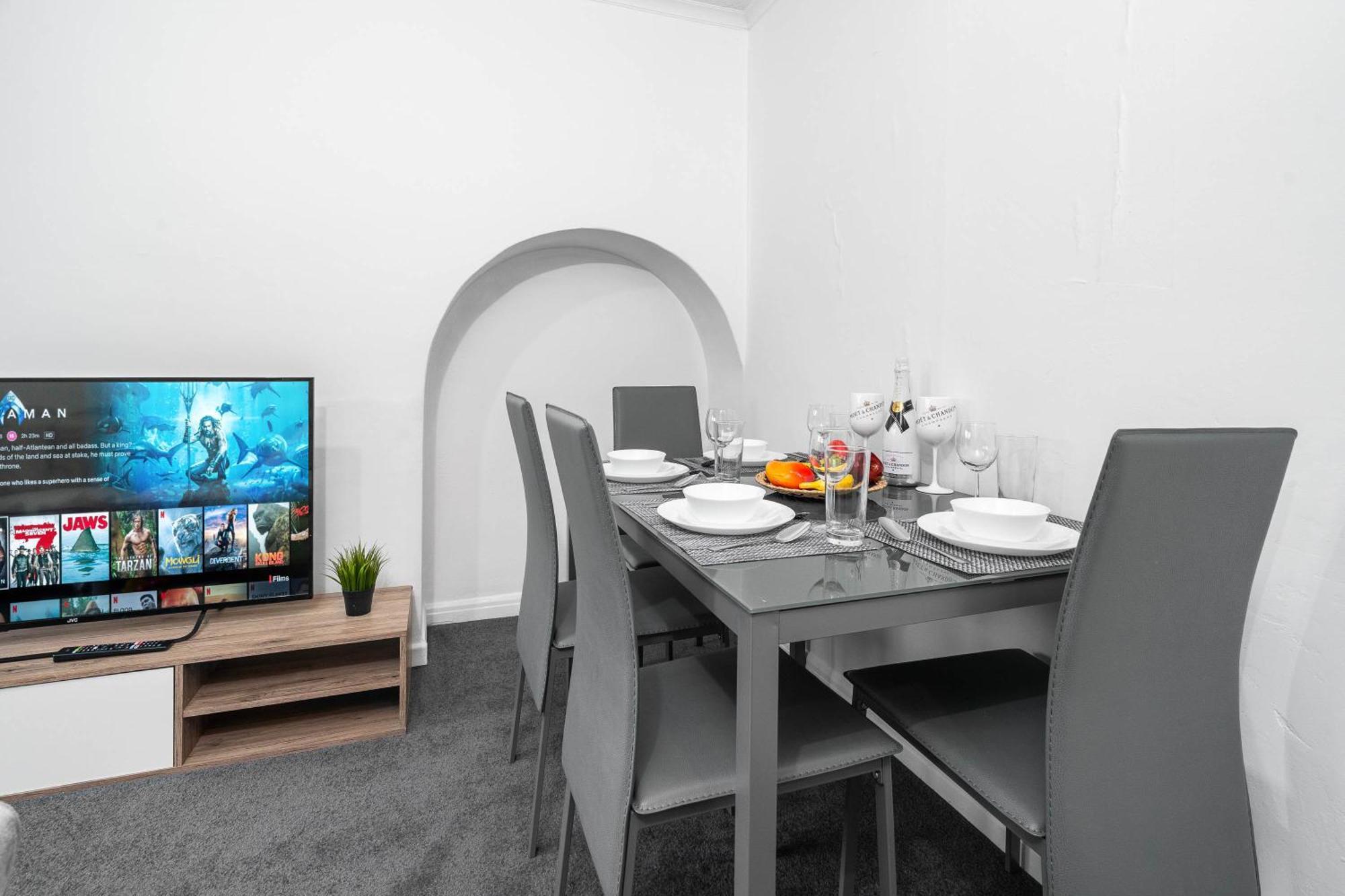 4 Bedroom House - Accommodates 7 - Garden - Parking - Netflix - Wifi - 559t
