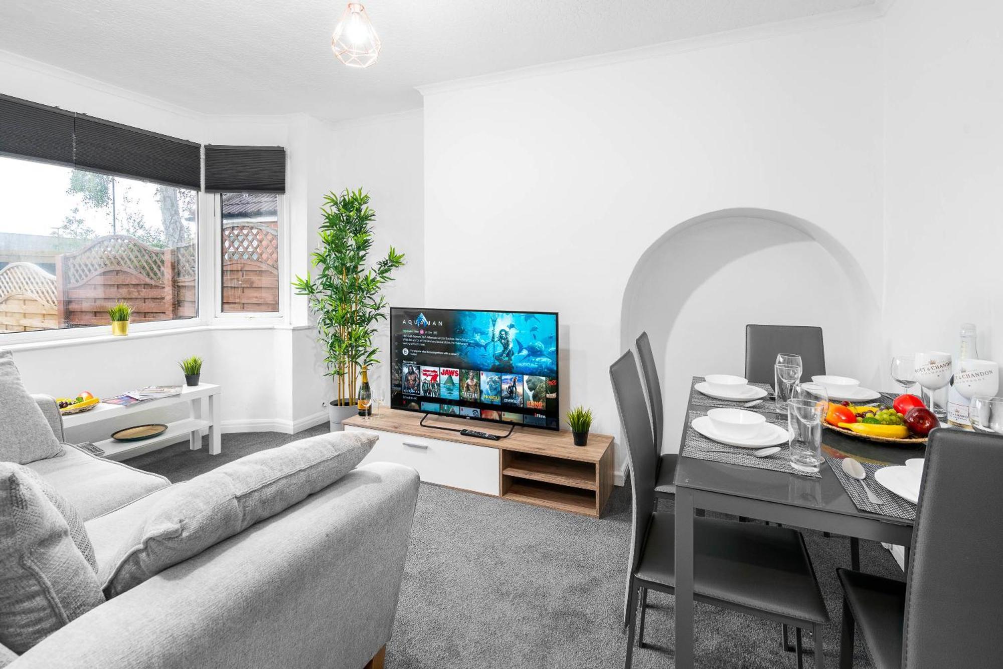 4 Bedroom House - Accommodates 7 - Garden - Parking - Netflix - Wifi - 559t Holiday home