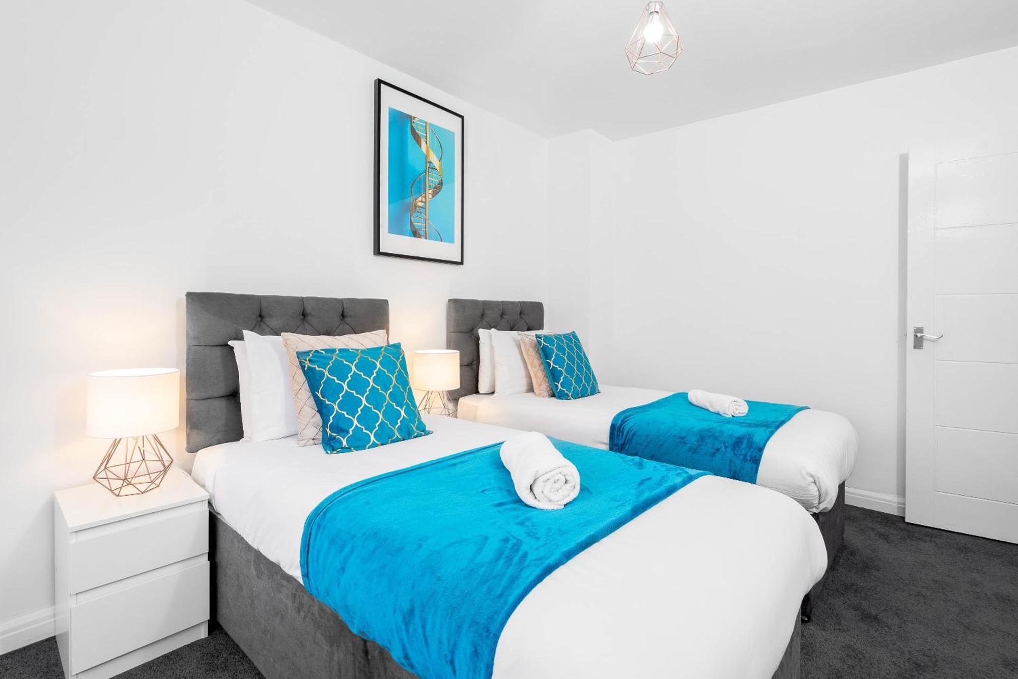 4 Bedroom House - Accommodates 7 - Garden - Parking - Netflix - Wifi - 559t